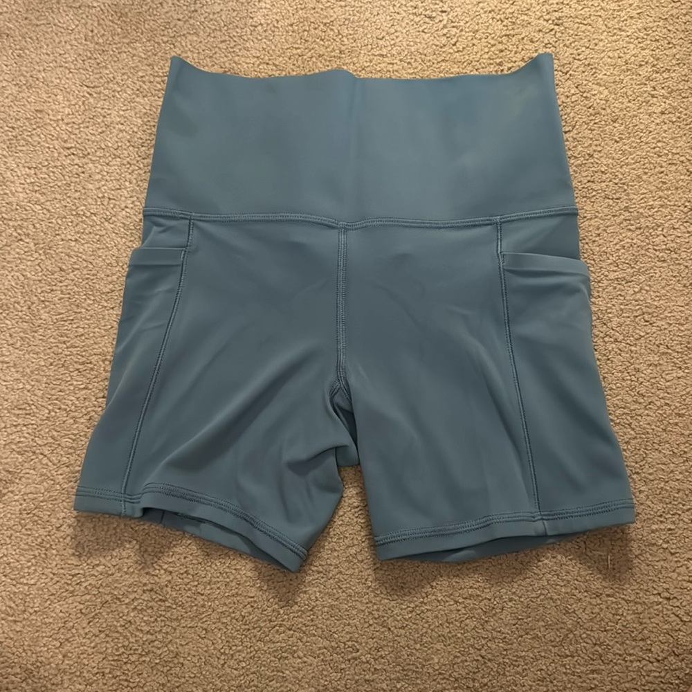 Athleta Salutation Stash II 5” short